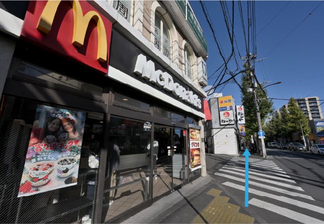 「マクドナルド」さん、「松のや」さんの前を進みます
